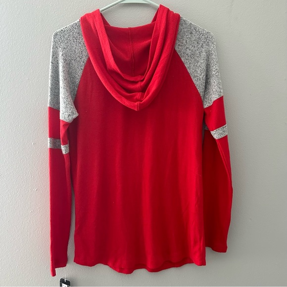 NHL (L 10/12) Red and Gray Chicago Blackhawks Long Sleeve Hooded Sweater - Picture 5 of 6